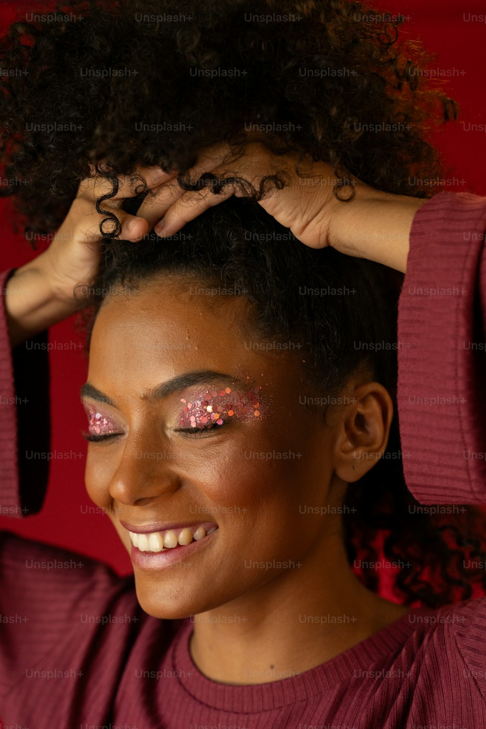 una donna con glitter rosa sul viso