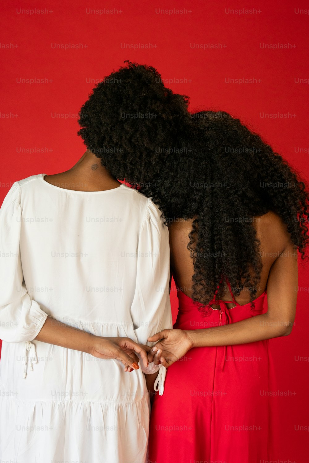 deux femmes en robes rouges et blanches debout l’une à côté de l’autre