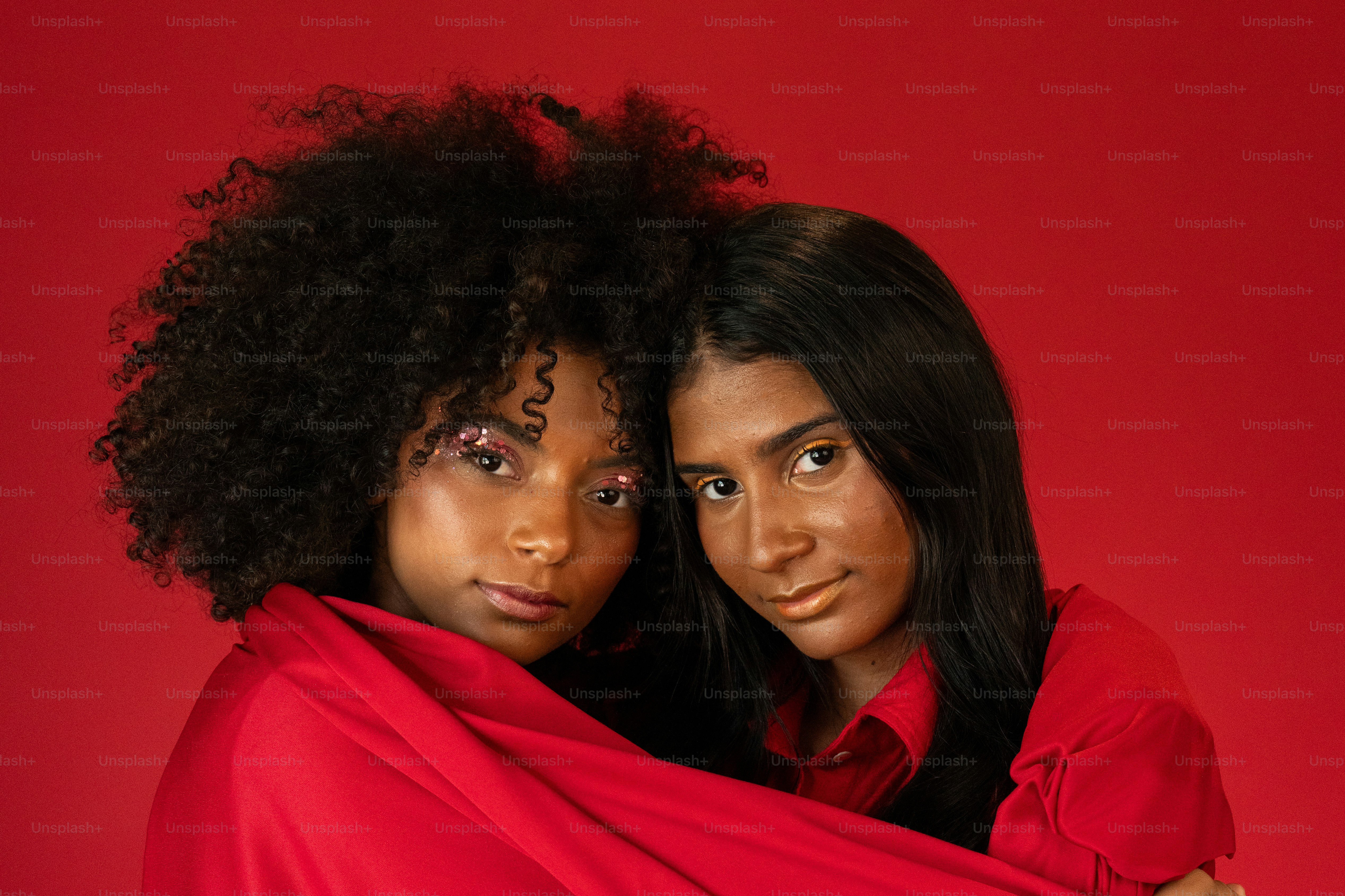 un couple de femmes debout l’une à côté de l’autre