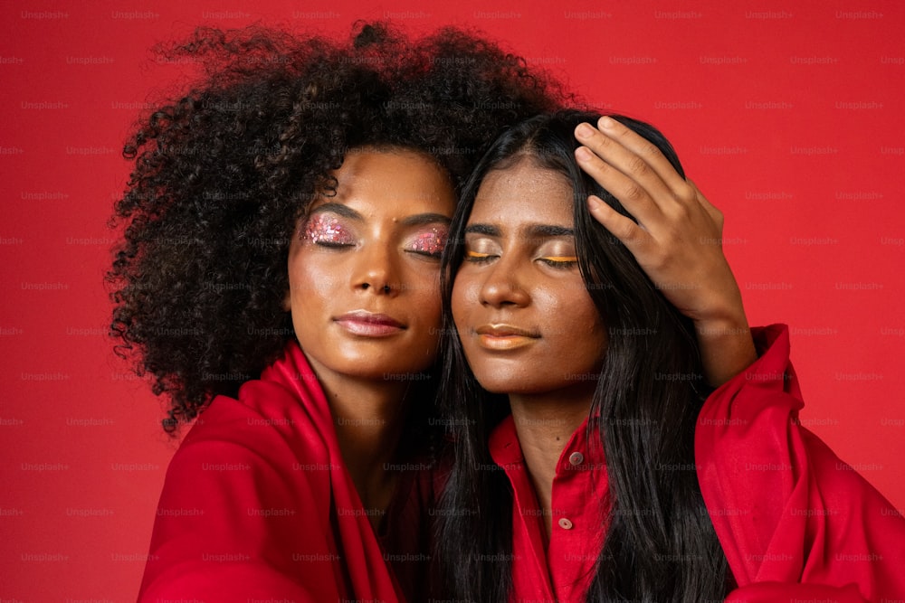 Zwei Frauen mit Make-up im Gesicht posieren für ein Foto