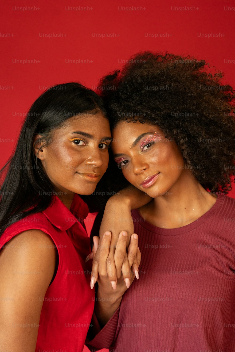 Zwei Frauen posieren gemeinsam für ein Foto