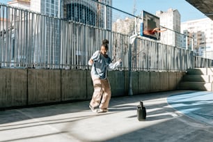 Un homme sur une planche à roulettes joue au basket-ball