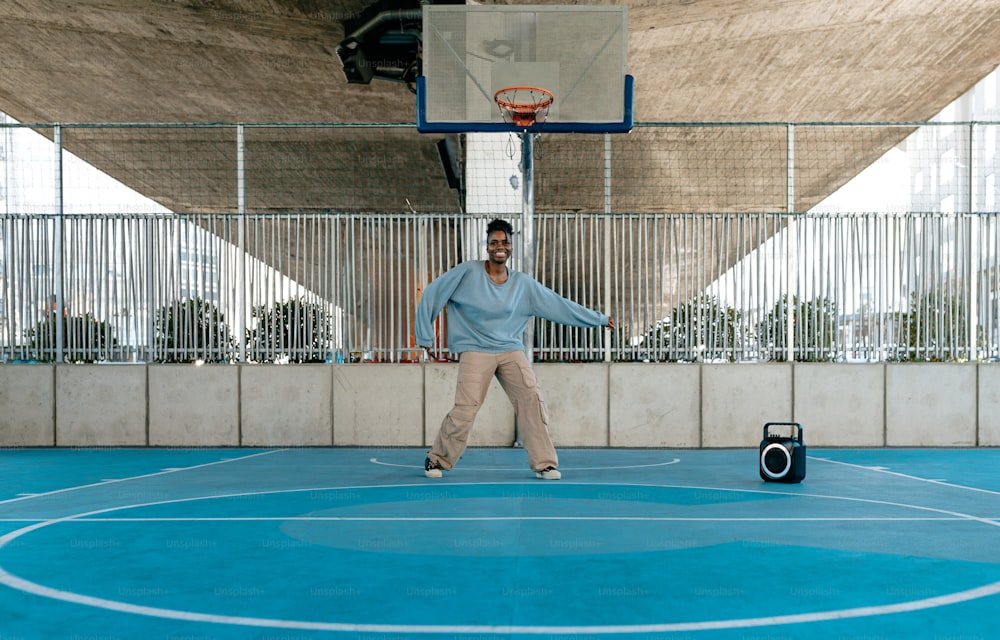 un hombre de pie en una cancha de baloncesto sosteniendo una pelota de baloncesto