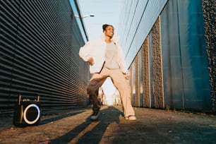 un homme debout au milieu d’une rue