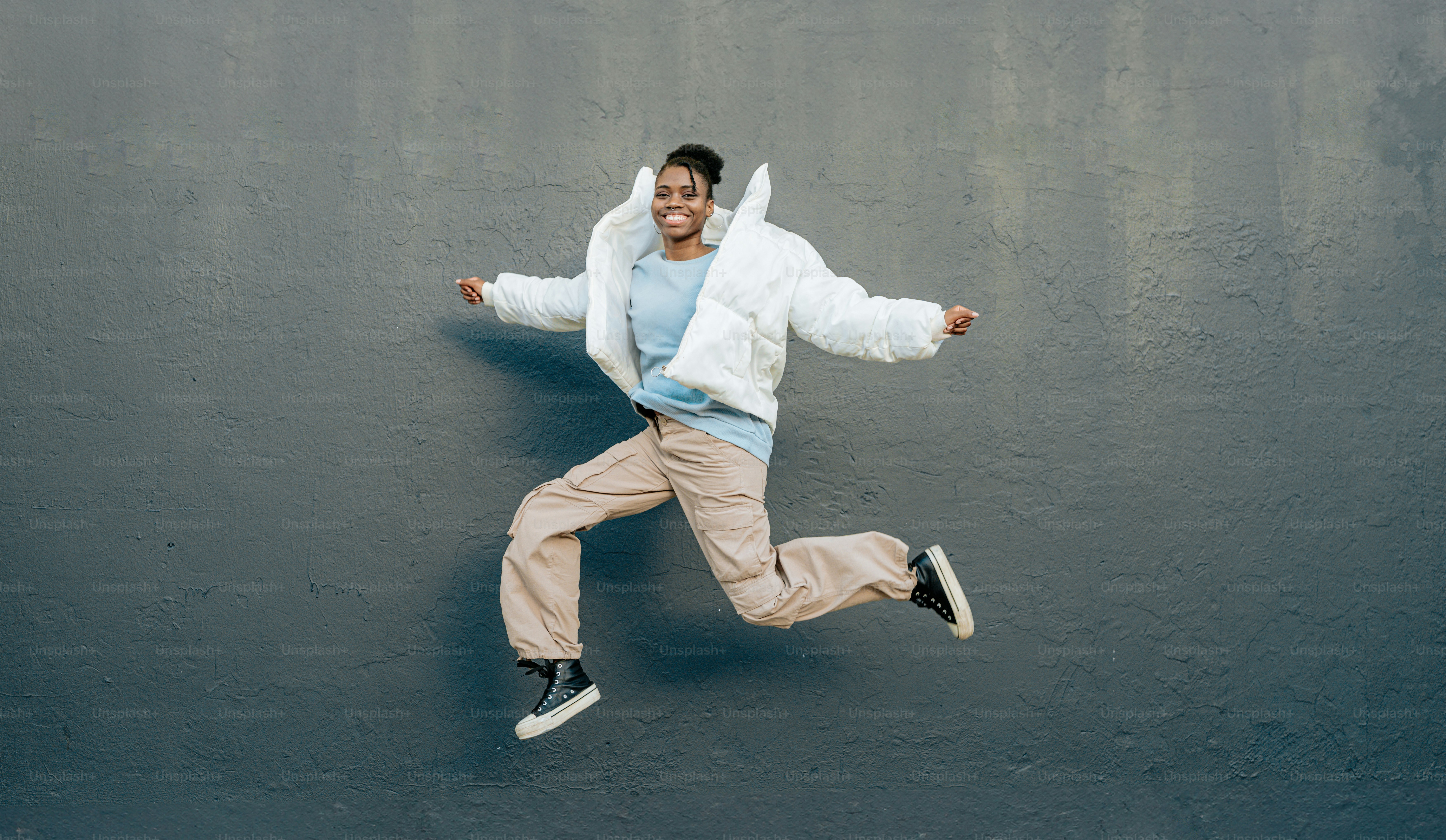 Ein Mann springt auf einem Skateboard in die Luft