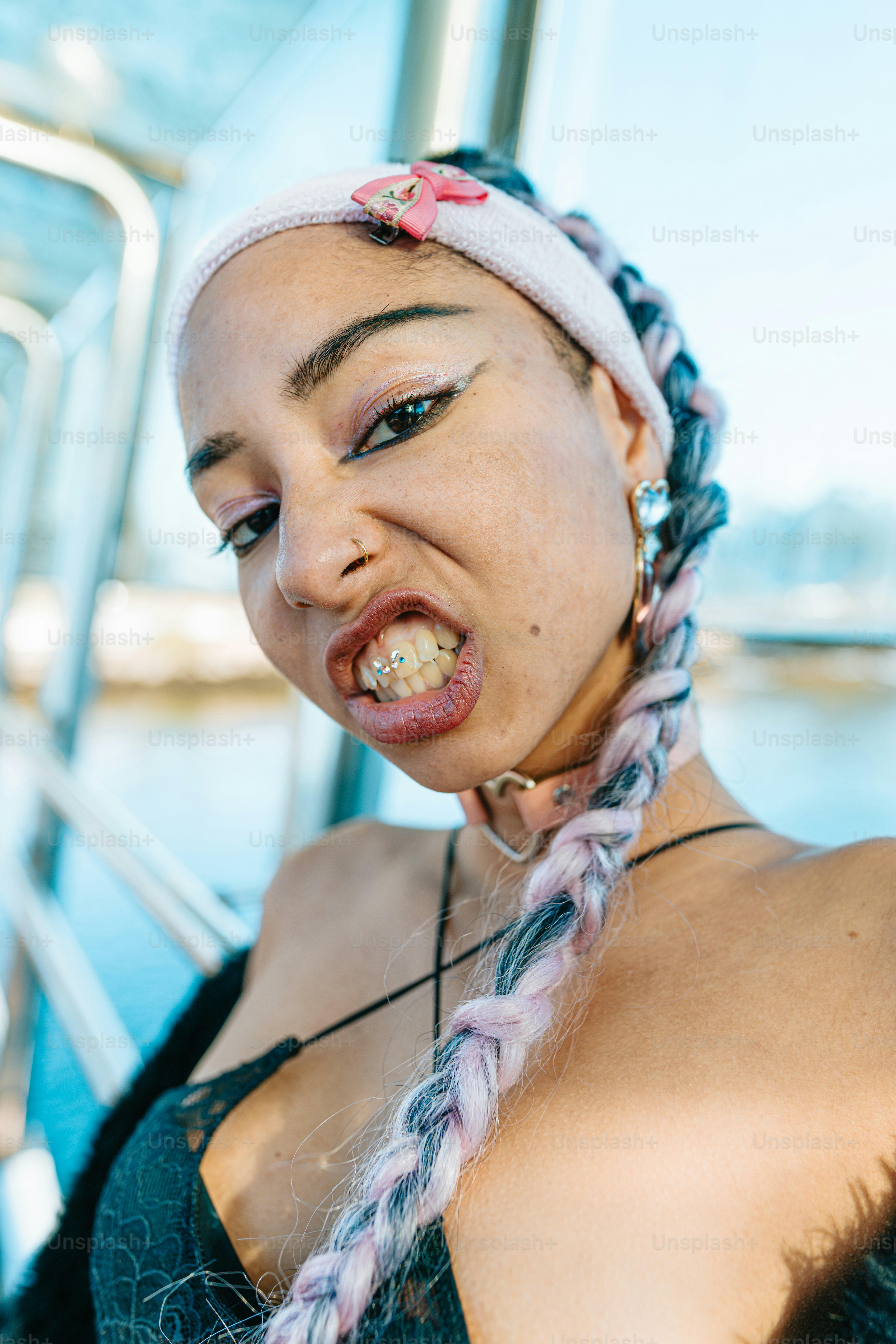 Eine Frau mit Zöpfen auf dem Kopf macht ein lustiges Gesicht