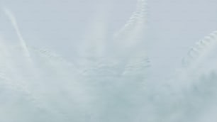 Ein verschwommenes Foto von weißen Federn vor blauem Himmel