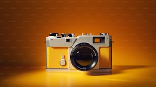 una macchina fotografica su sfondo giallo con un obiettivo nero