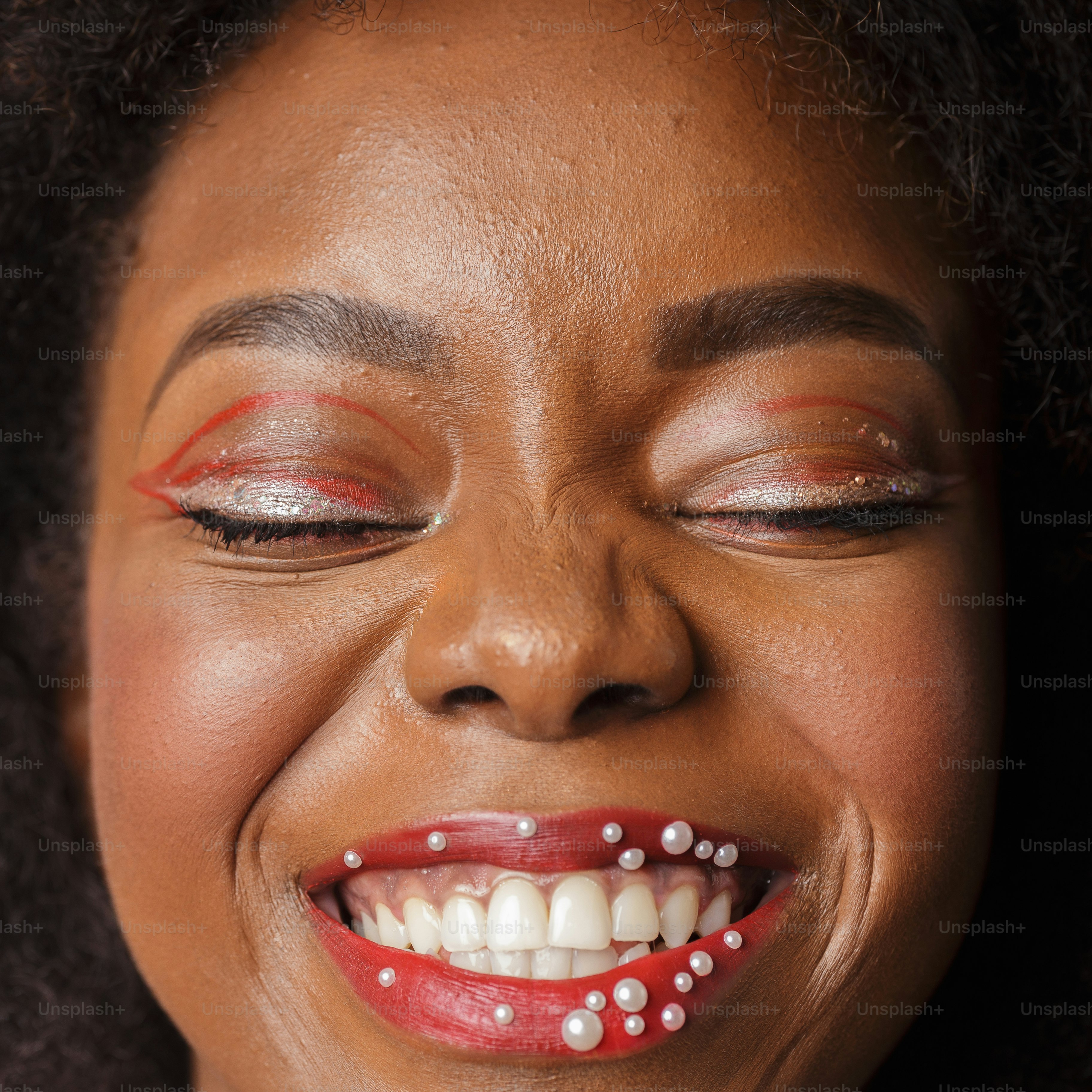 un primo piano di una persona con un sorriso sul viso