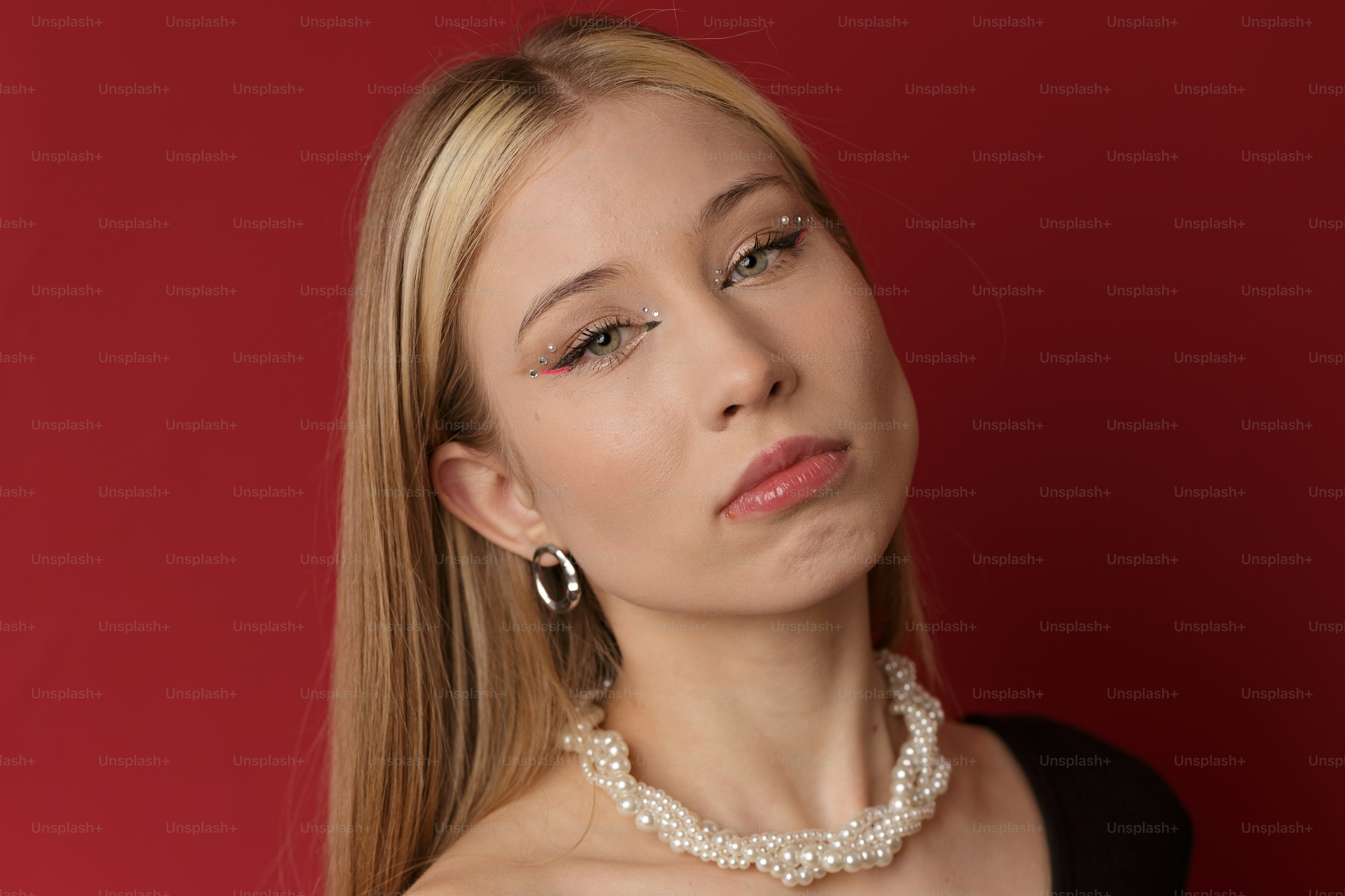 una donna che indossa una collana di perle e orecchini