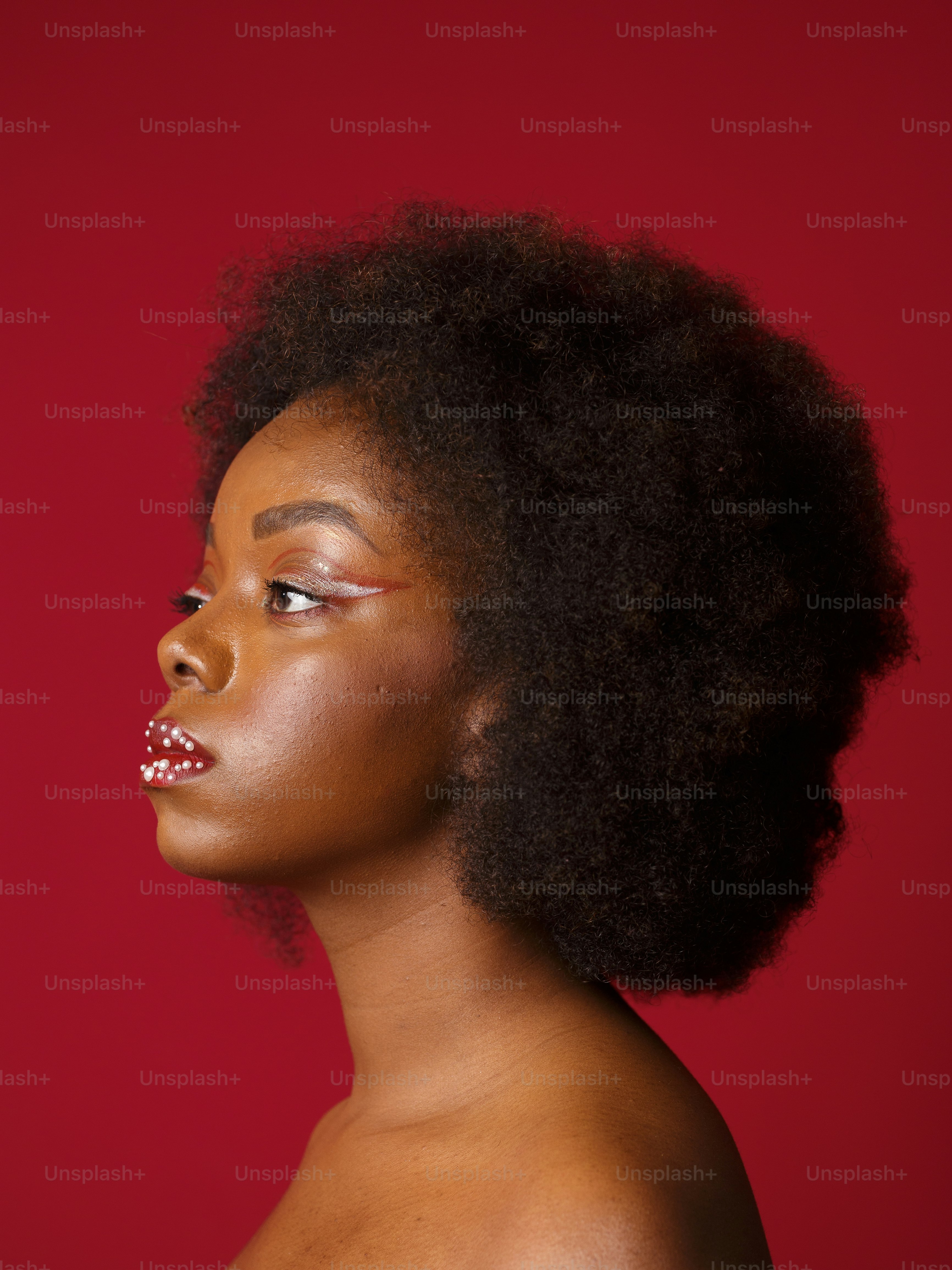 una donna con un finto anello al naso