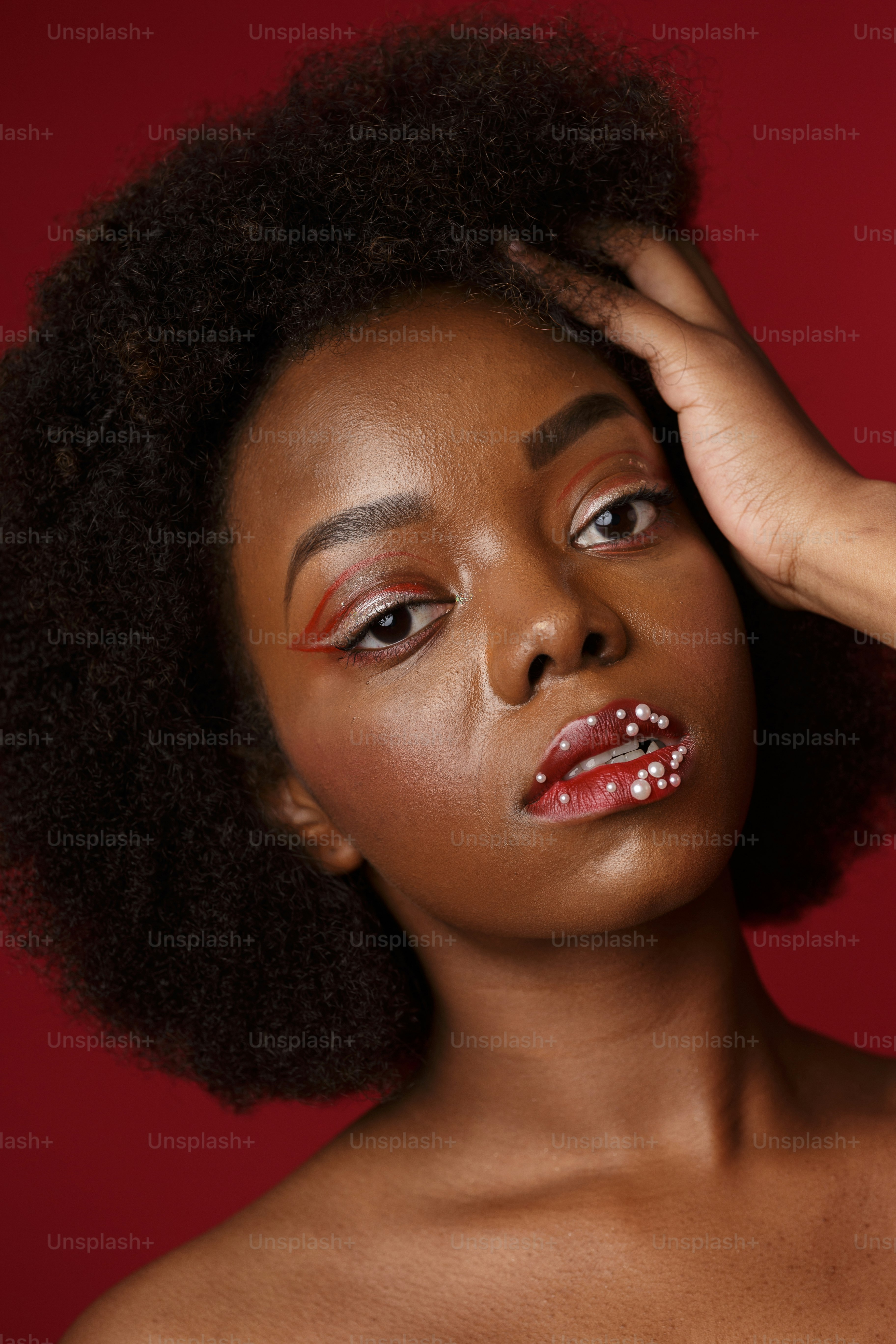 Una donna con un afro è in posa per una foto