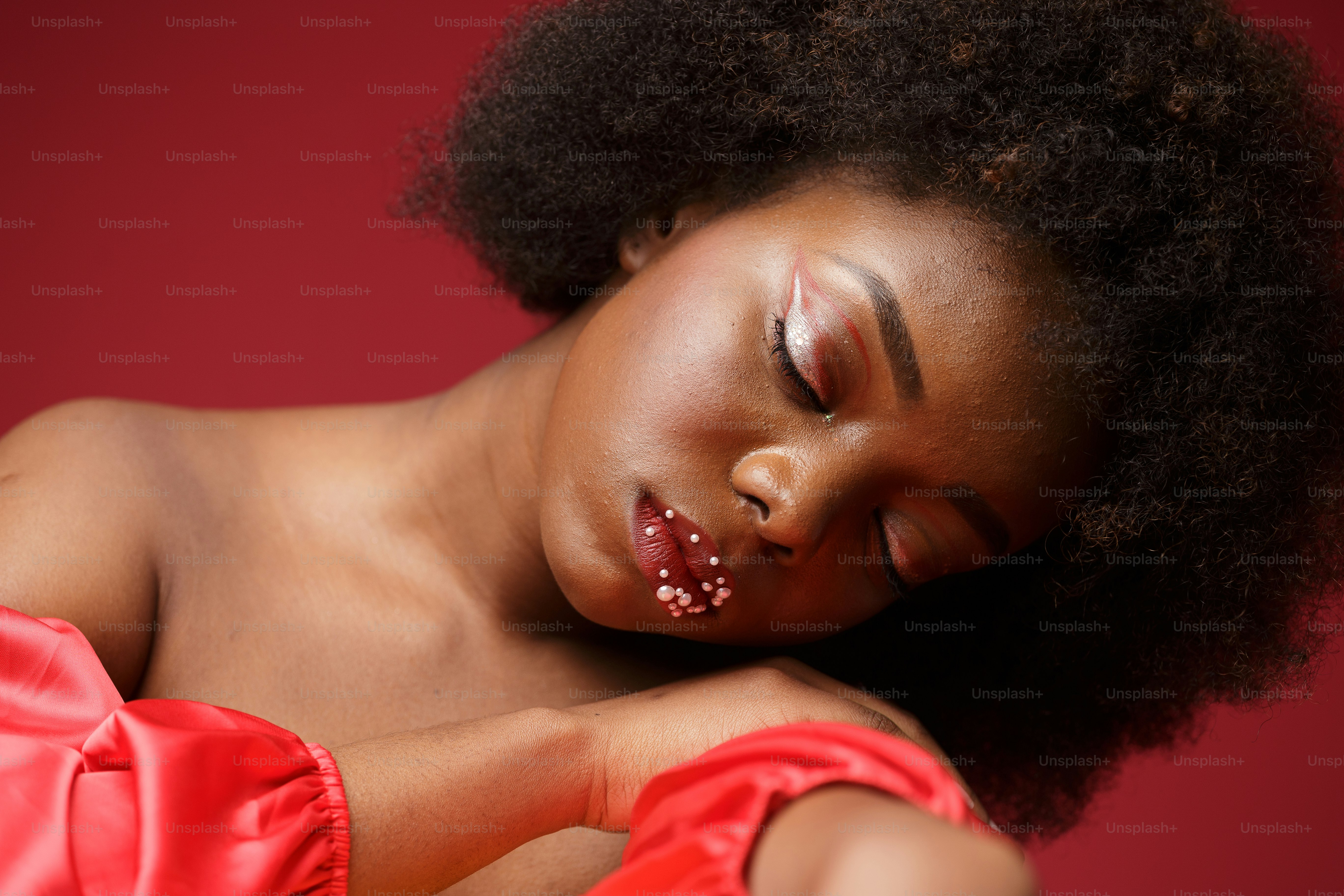 un primo piano di una persona che indossa un vestito rosso