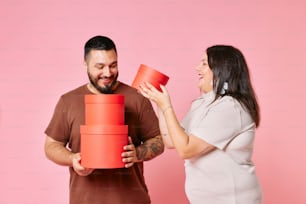 um homem e uma mulher segurando copos vermelhos