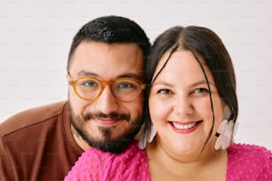 un homme et une femme posant pour une photo