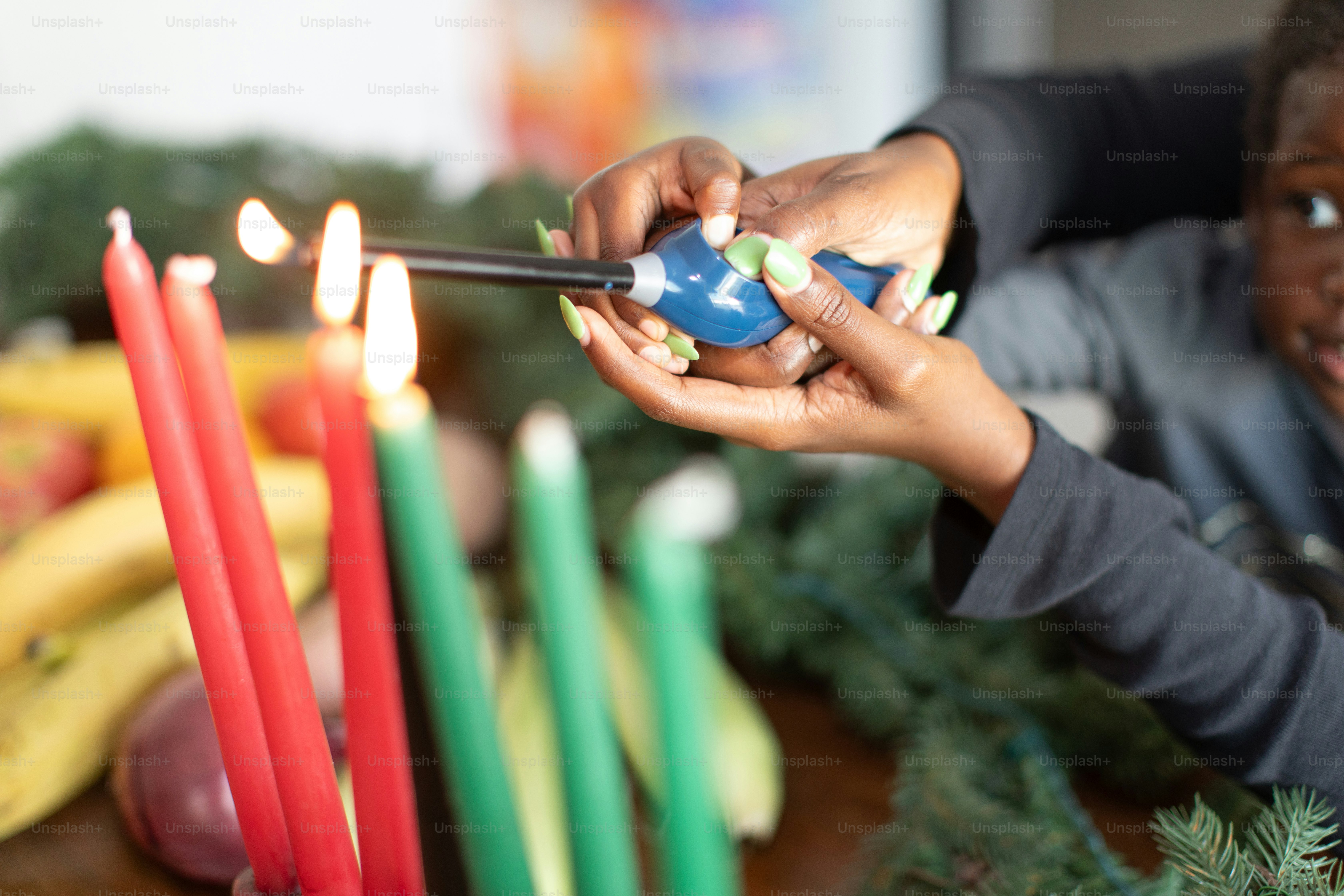seorang anak menyalakan lilin dengan tongkat
