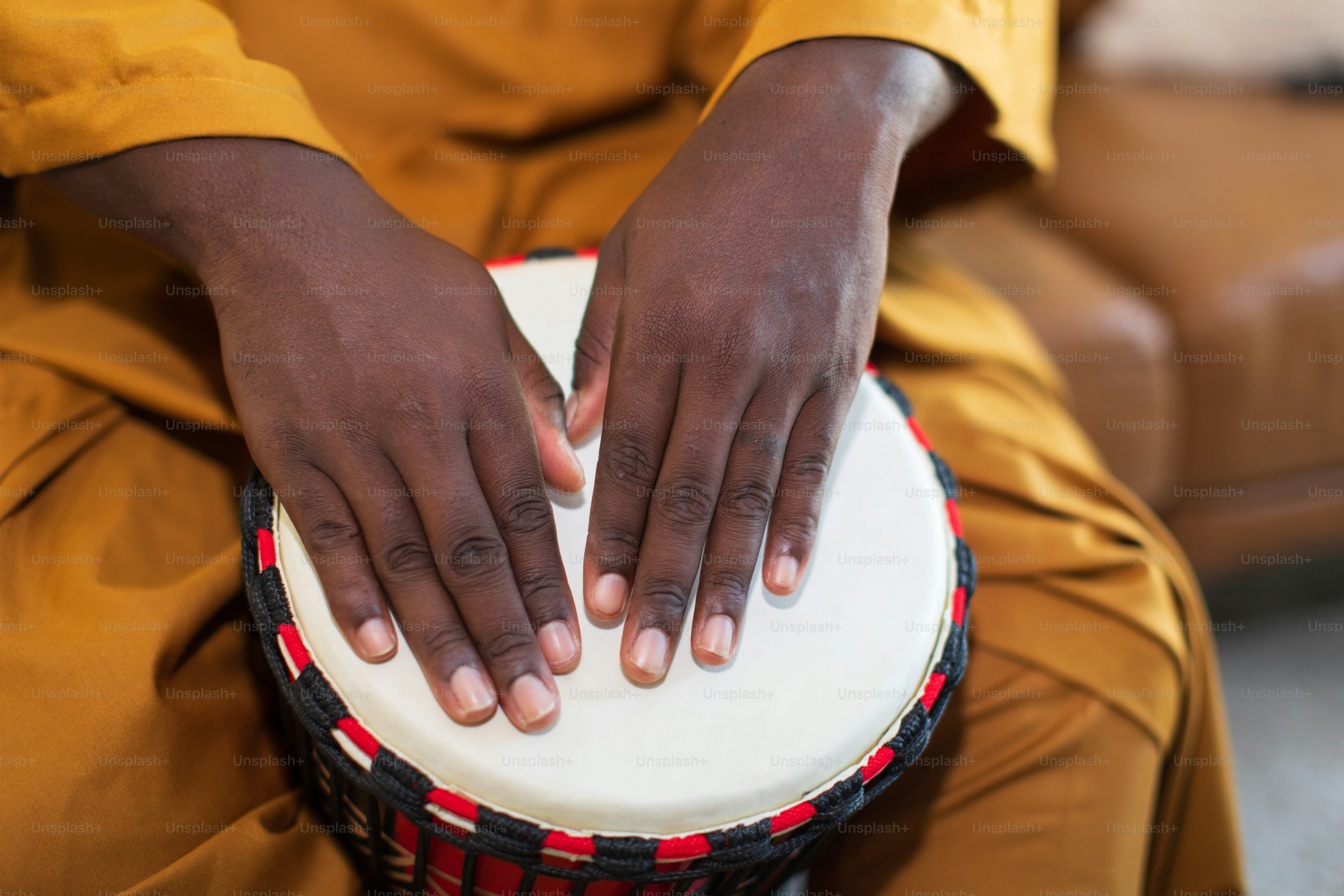 Un primer plano de una persona sosteniendo un tambor