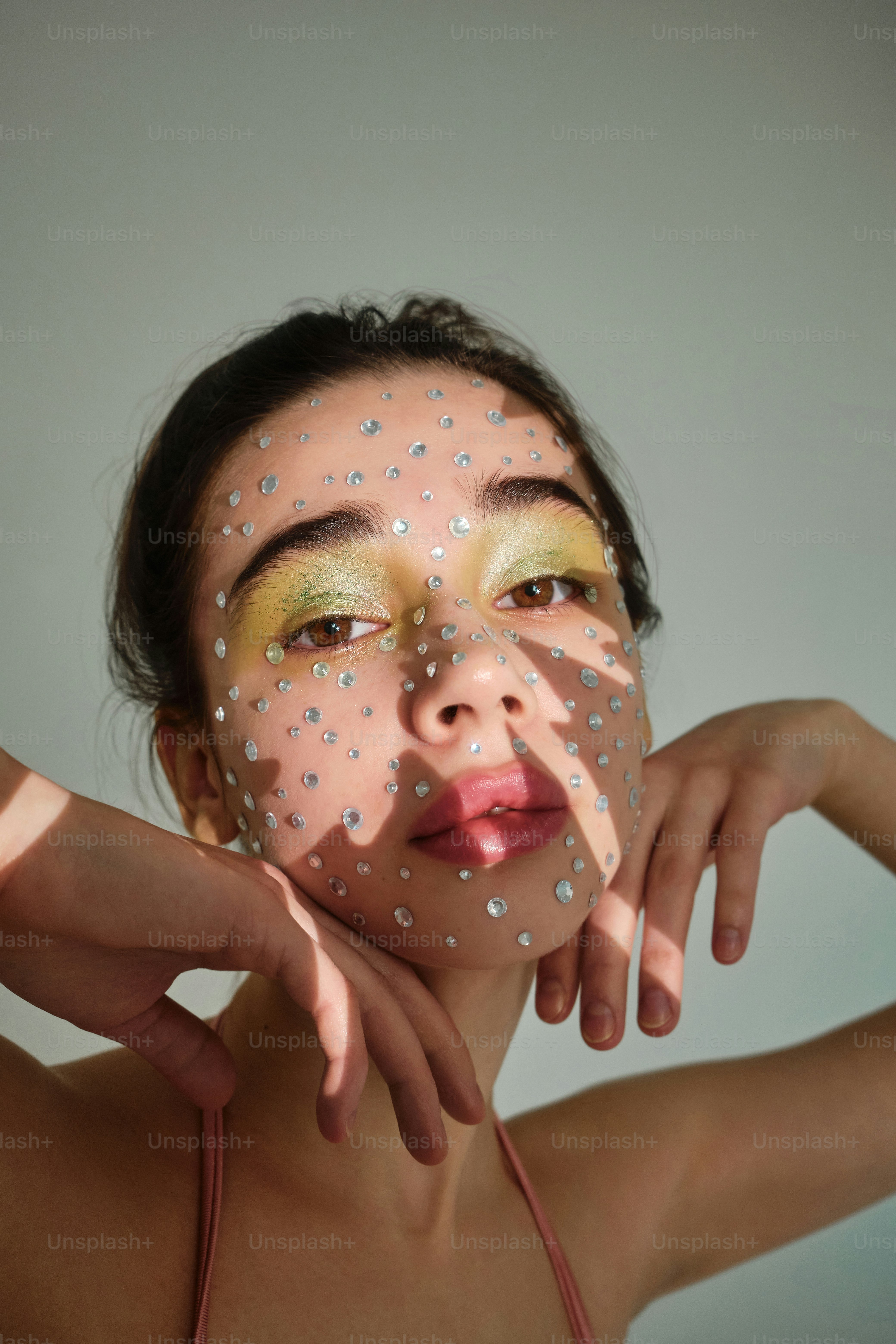 顔に手を当てた女性