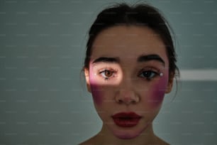 Das Gesicht einer Frau mit Make-up und Eyeliner