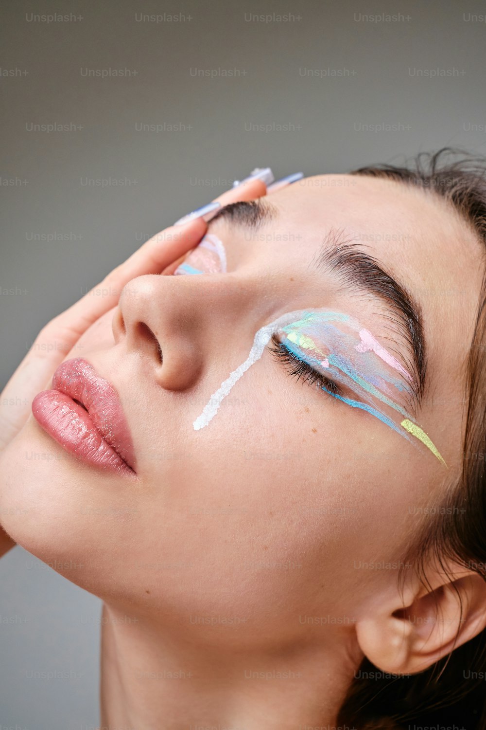 uma mulher com maquiagem pintada no rosto