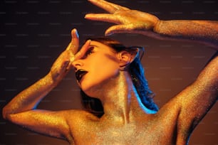 una mujer con pintura dorada en el cuerpo