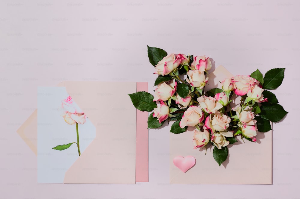 un par de tarjetas con flores
