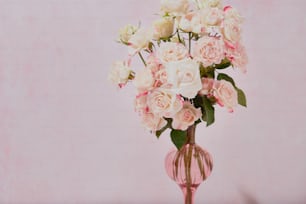 um vaso cheio de flores rosas e brancas