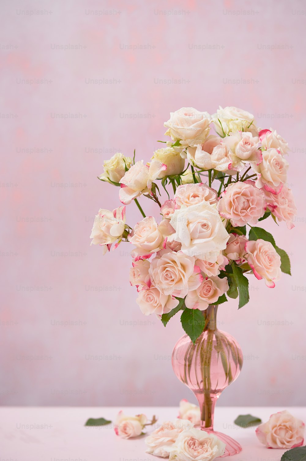eine Vase gefüllt mit rosa und weißen Blumen
