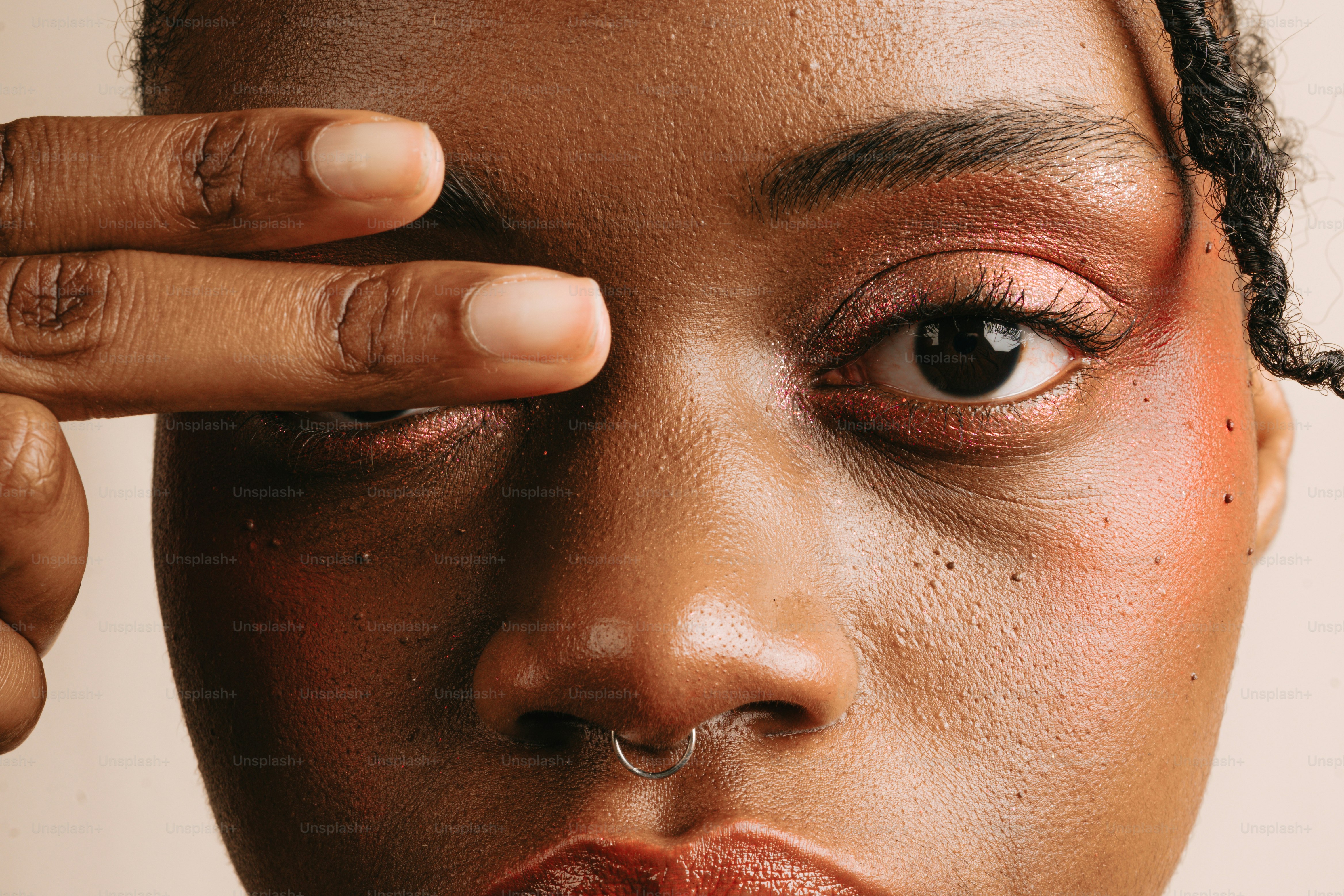 eine Nahaufnahme einer Person mit einem Nasenring