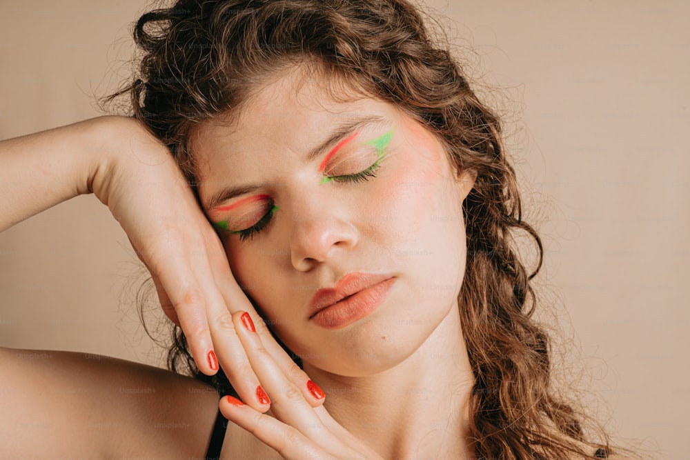 una mujer con maquillaje verde brillante y rosa