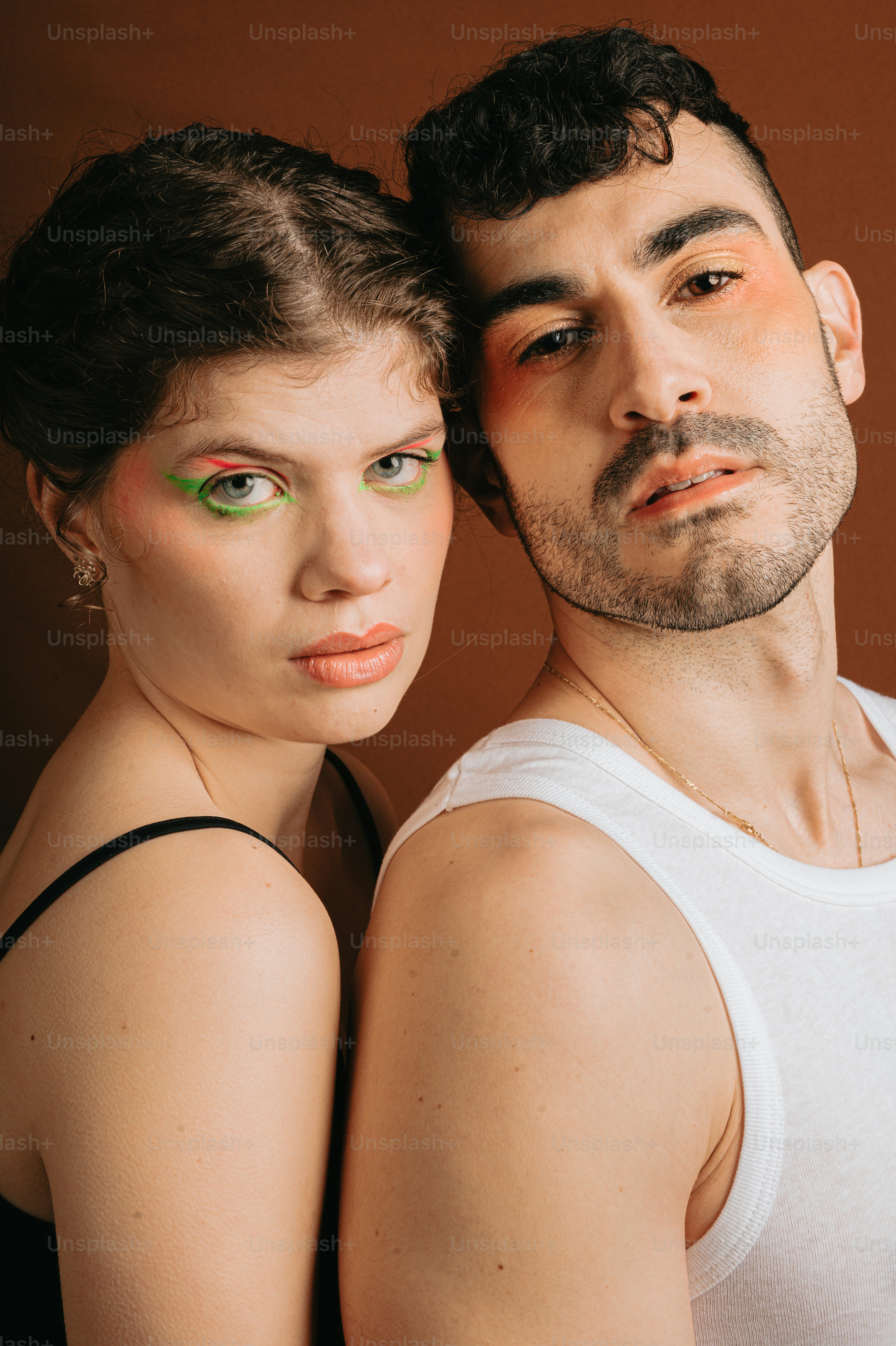 Un hombre y una mujer posando para una foto