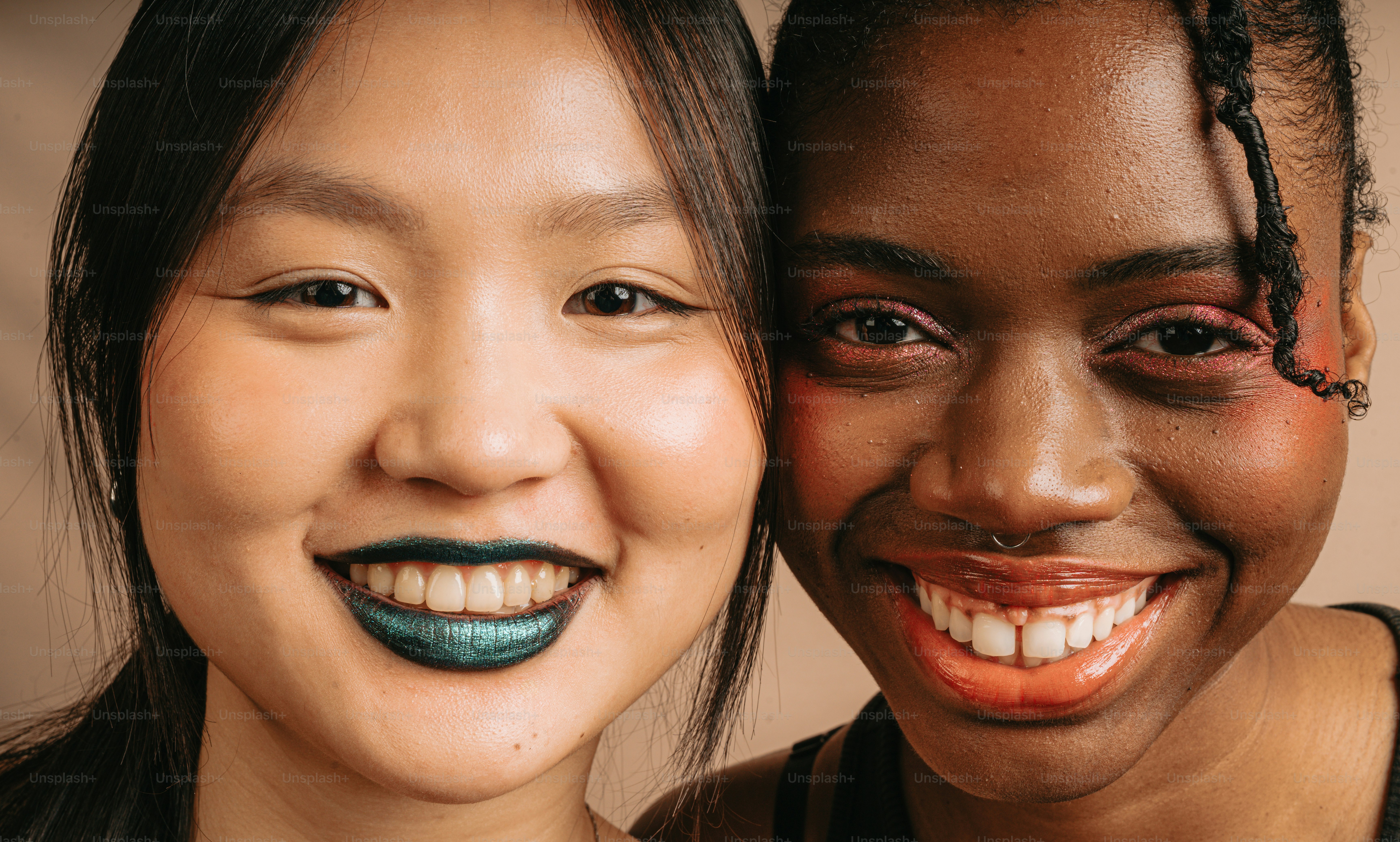 Dos mujeres con maquillaje en la cara posando para una foto