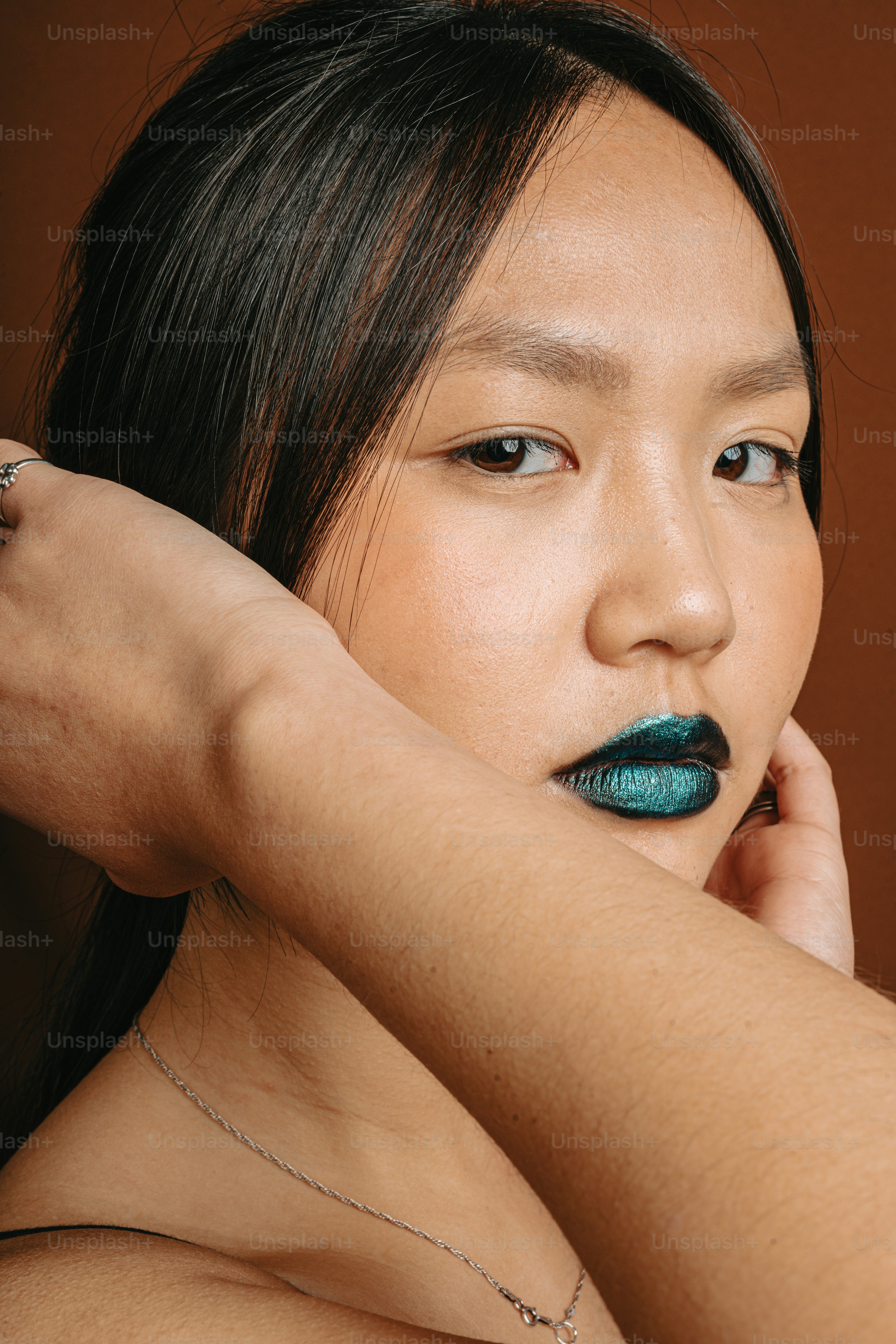 Un primer plano de una persona con un anillo en el dedo