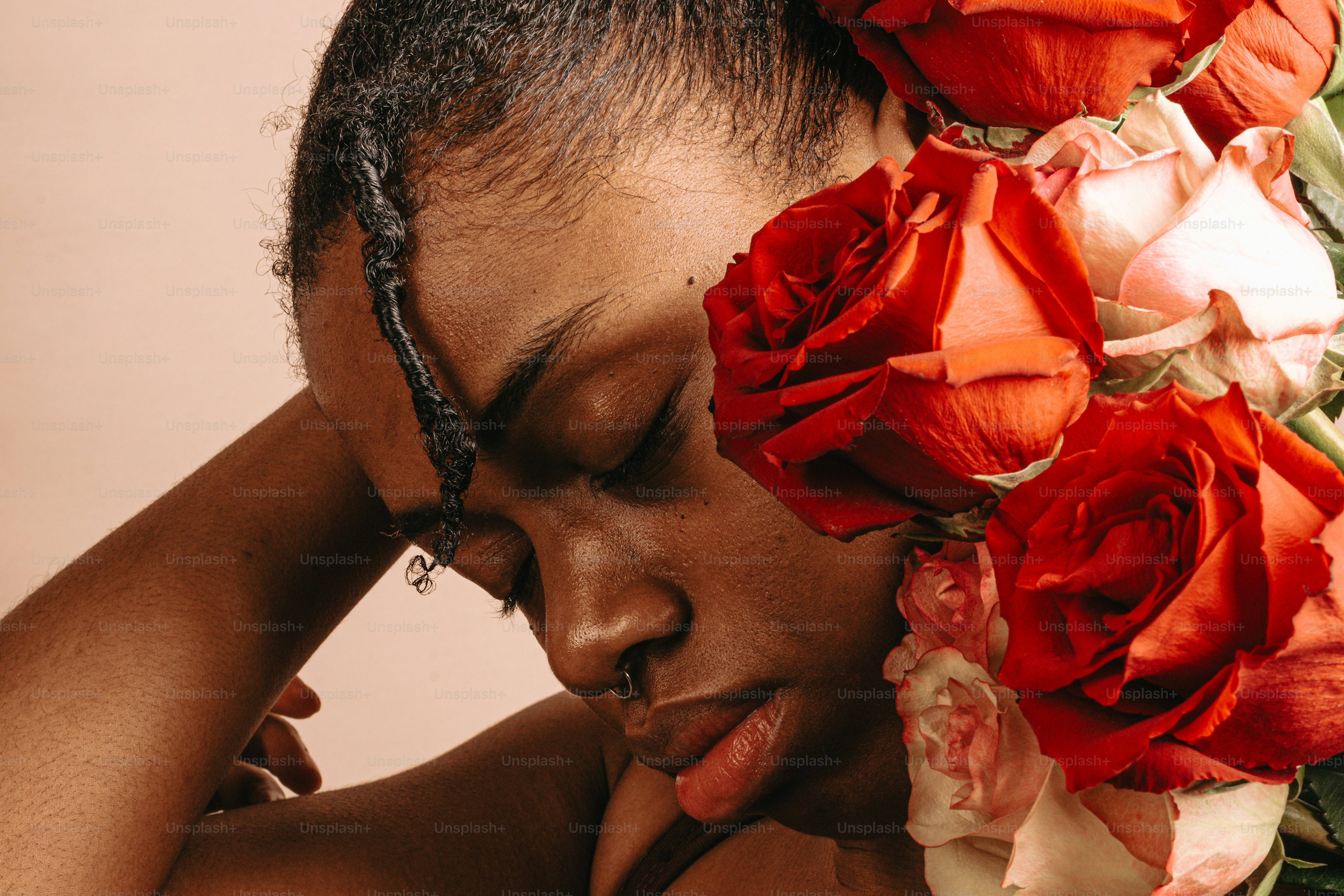 un primer plano de una mujer con flores en el pelo