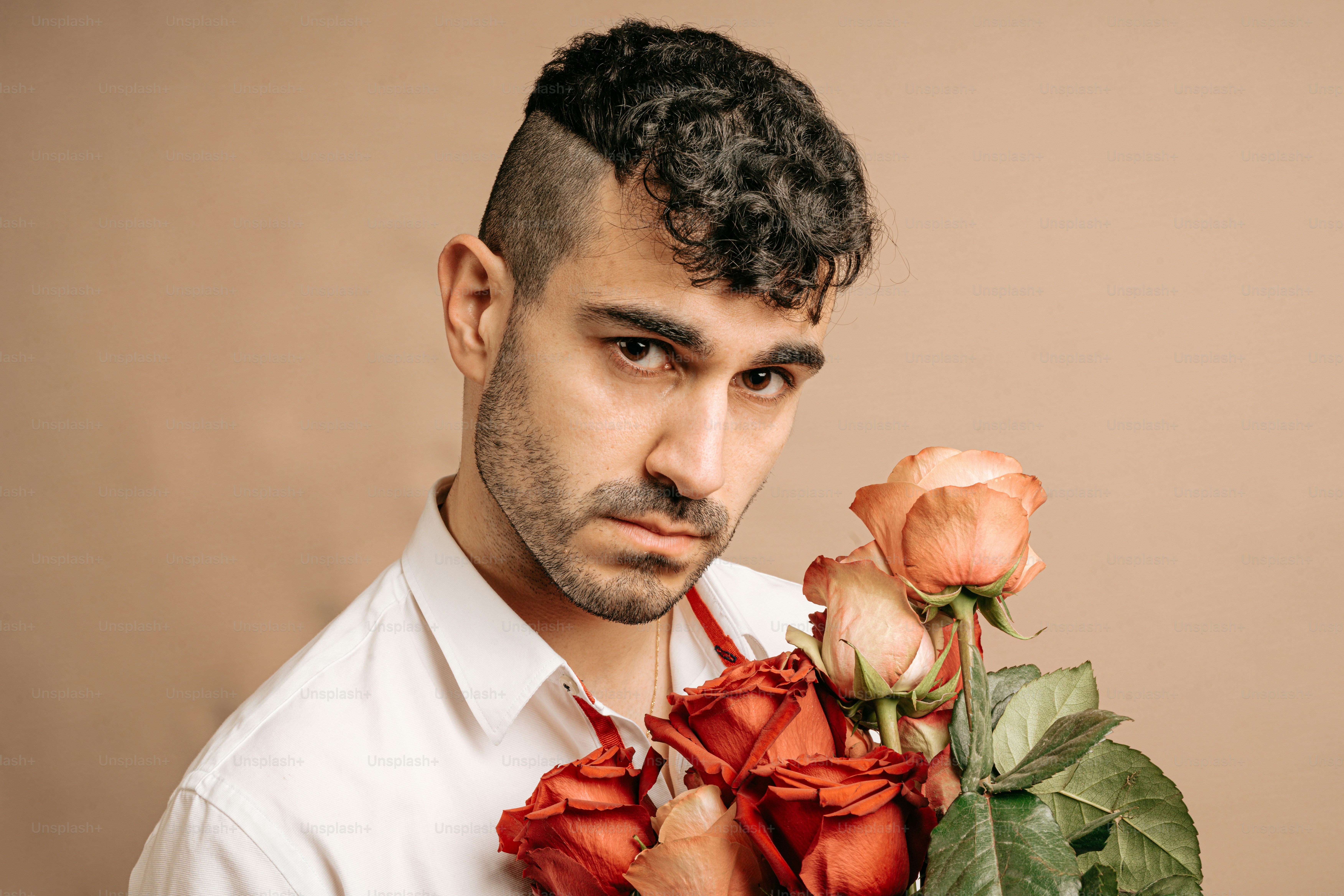 Ein Mann hält einen Rosenstrauß in den Händen