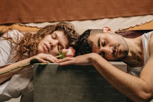 ein Mann und eine Frau liegen auf einem Bett