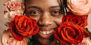 une femme avec des fleurs autour de son visage