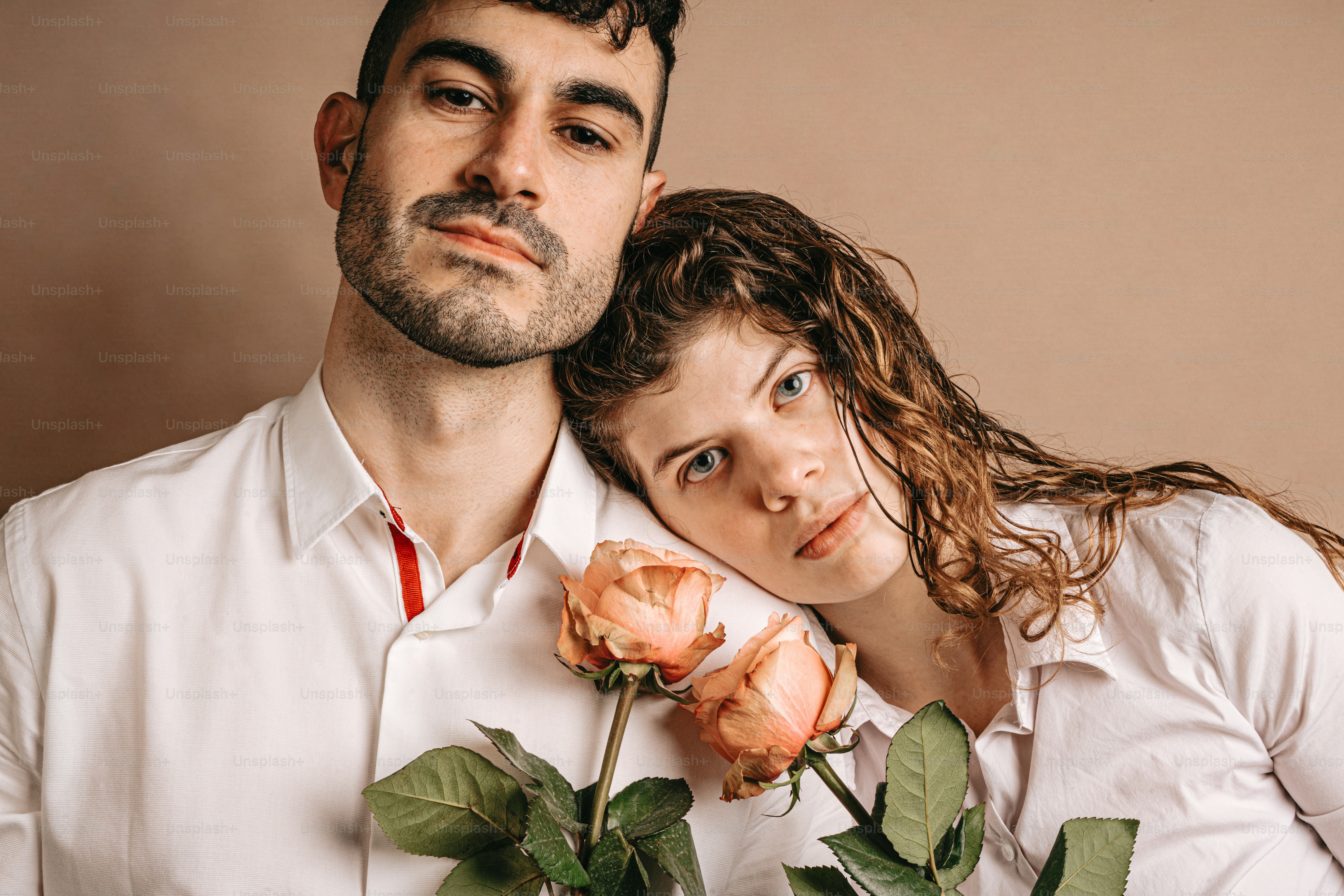 Un hombre y una mujer posan para una foto