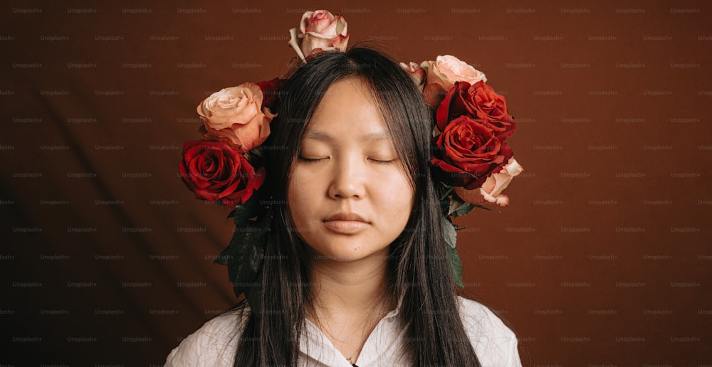 une femme avec une couronne de fleurs sur la tête
