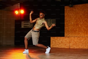 Ein Mann tanzt auf einem Holzboden