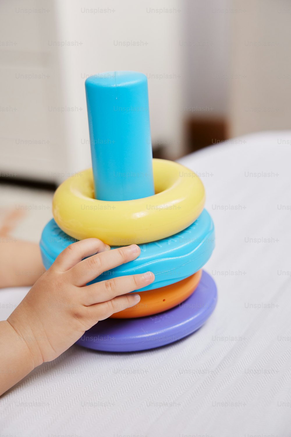 la mano di un bambino su una pila di giocattoli
