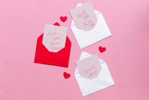 um par de envelopes que têm corações sobre eles