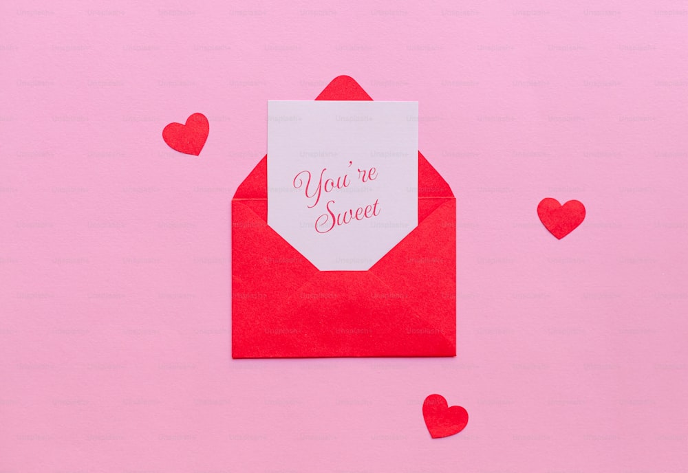 Ein roter Umschlag mit einer Karte, auf der steht, dass du süß bist
