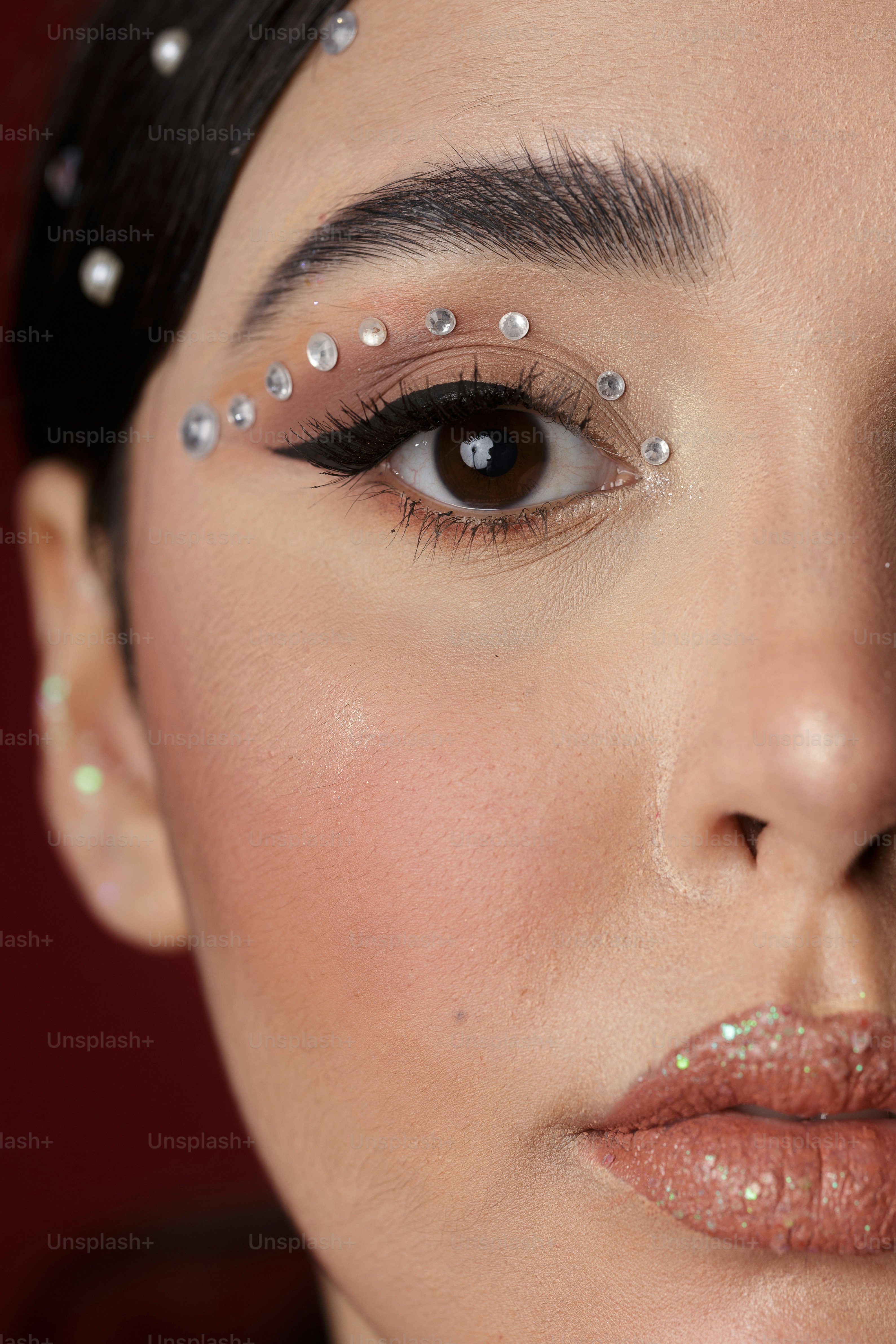 un primo piano di una donna con un piercing al naso