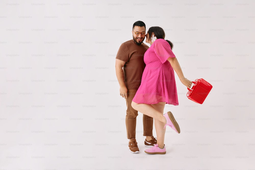 Eine Frau in einem rosa Kleid und ein Mann in einem braunen Hemd