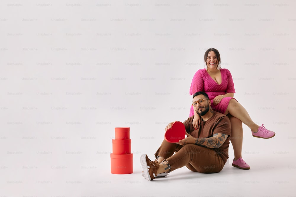 un uomo e una donna seduti a terra con un frisbee