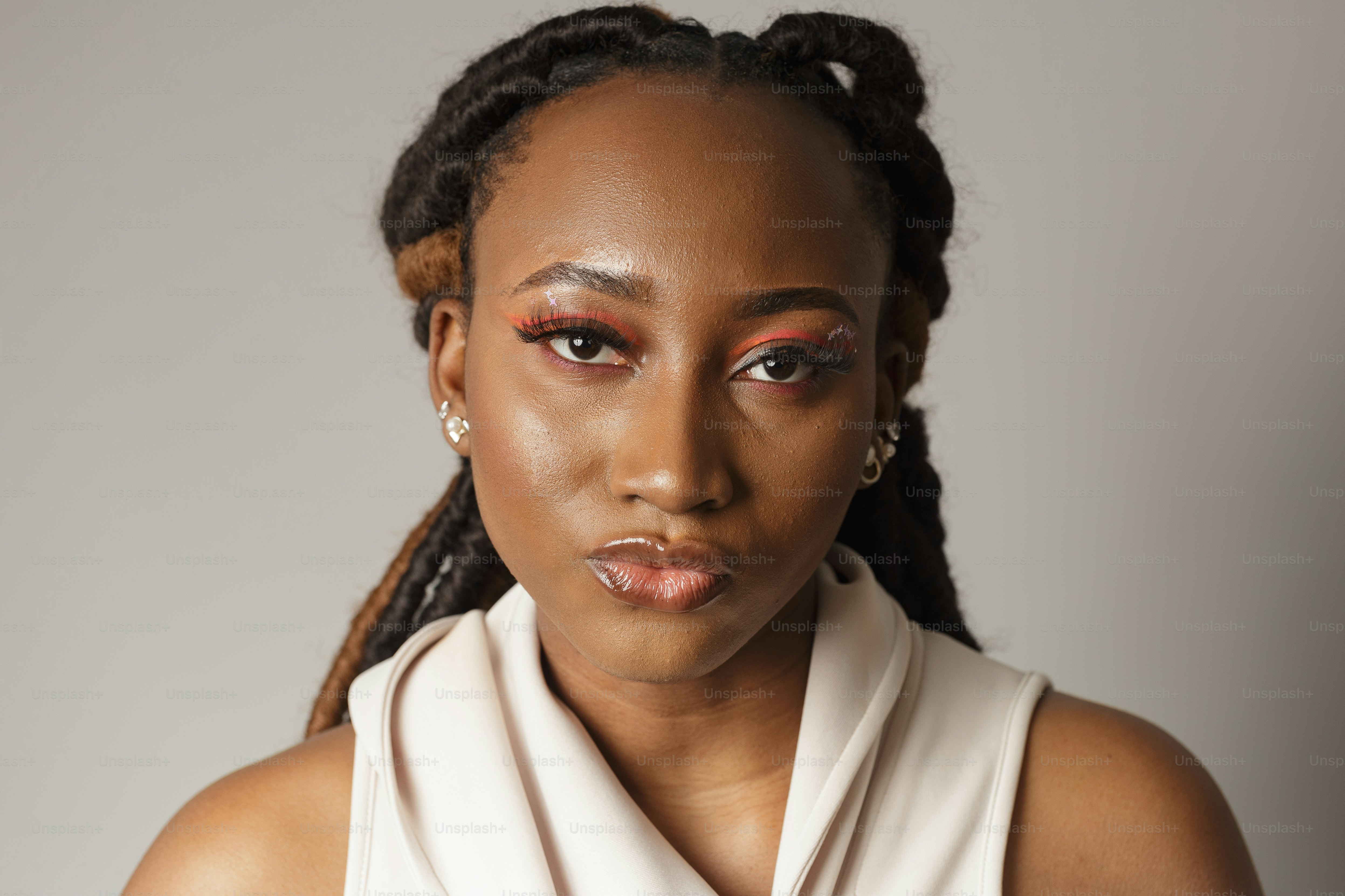 una donna in un top bianco con un labbro rosso