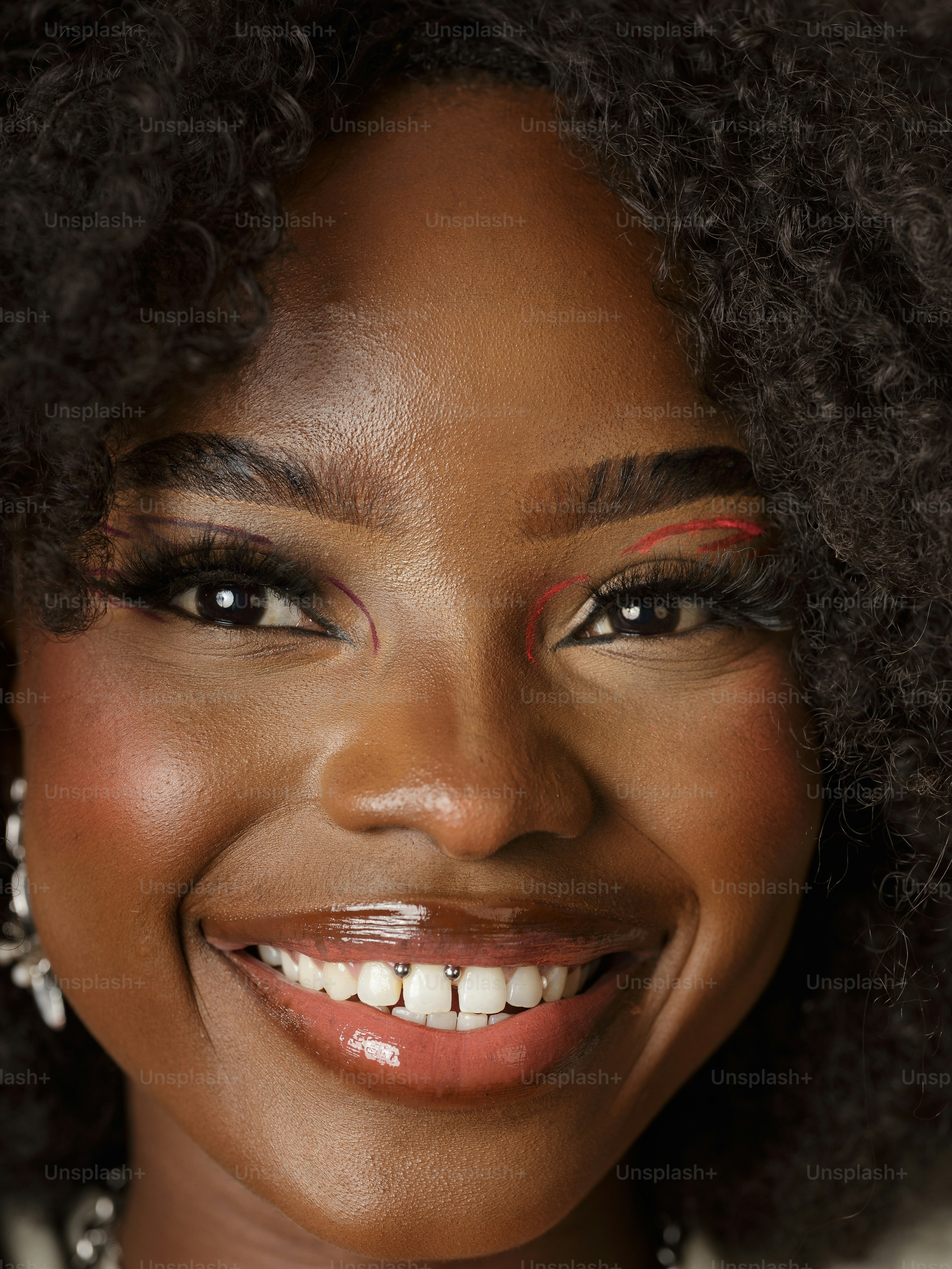 un primo piano di una donna con un sorriso sul viso