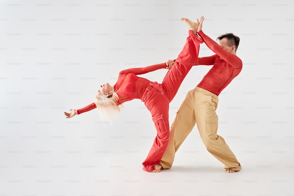 un homme et une femme faisant une pose de danse