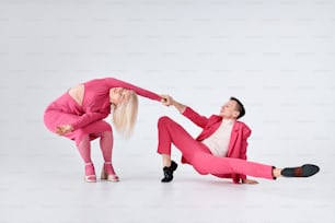 분홍색 옷을 입은 남자와 여자가 춤을 추고 있다